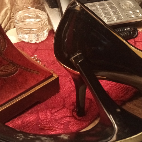 A pair of black patent leather heels - Picture 3 of 8